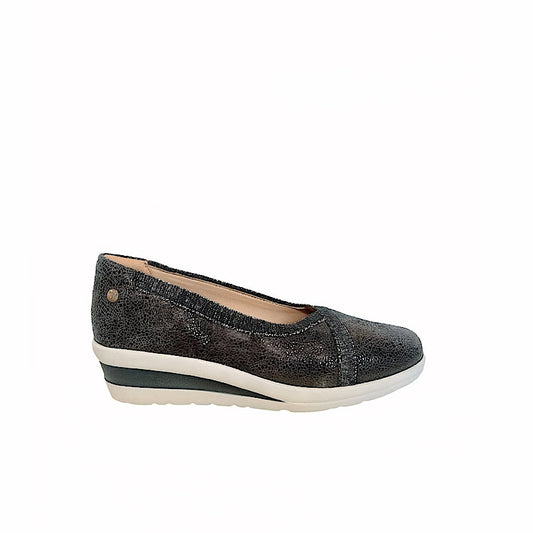 Chaussure en cuir bleu marine texturé.