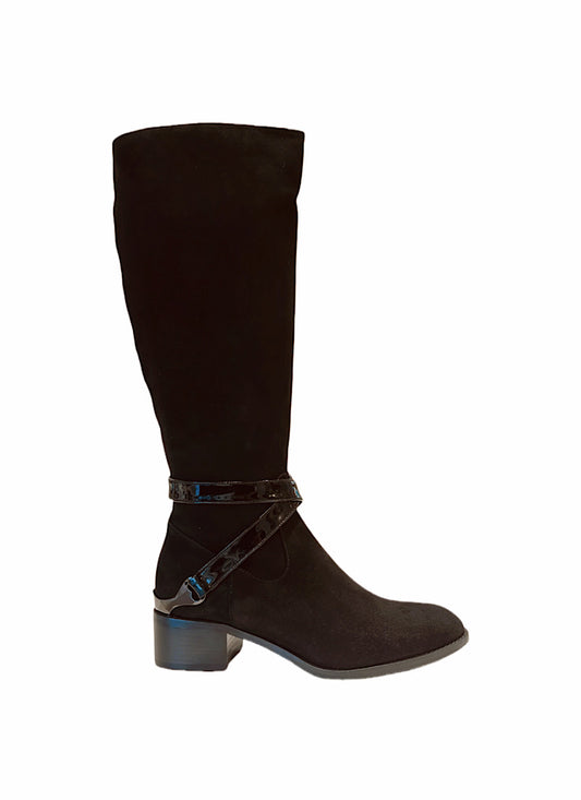 Bottes hautes en daim noir, ornement en cuir verni.
