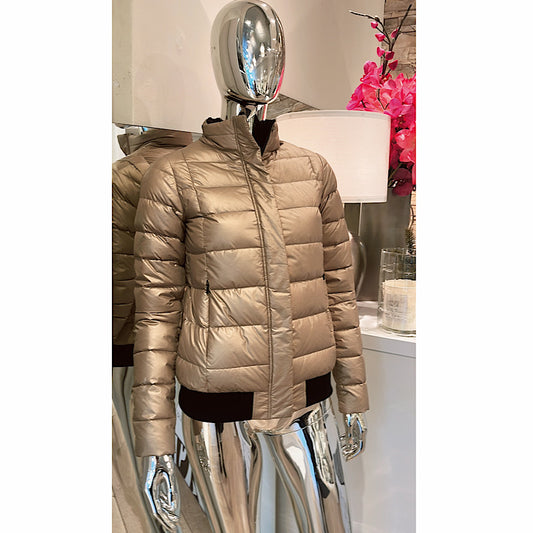 Manteau d’hiver satiné or, en véritable duvet d’oie.