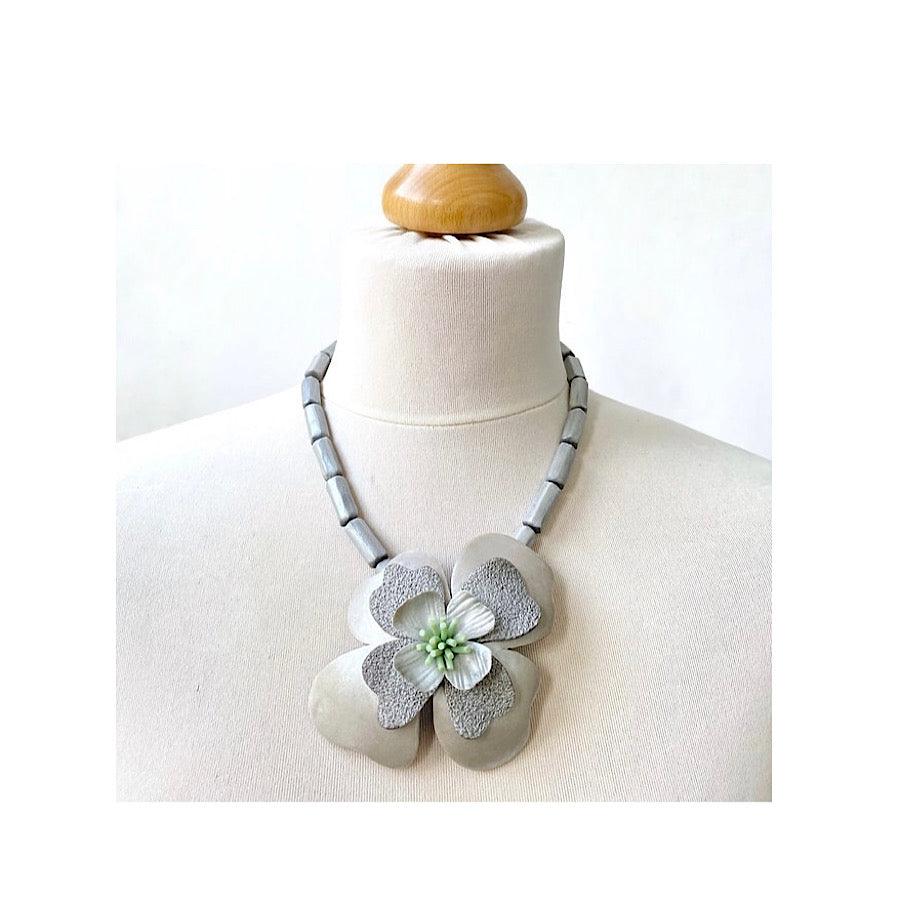 Collier floral de couleur argent - Boutique Prestige