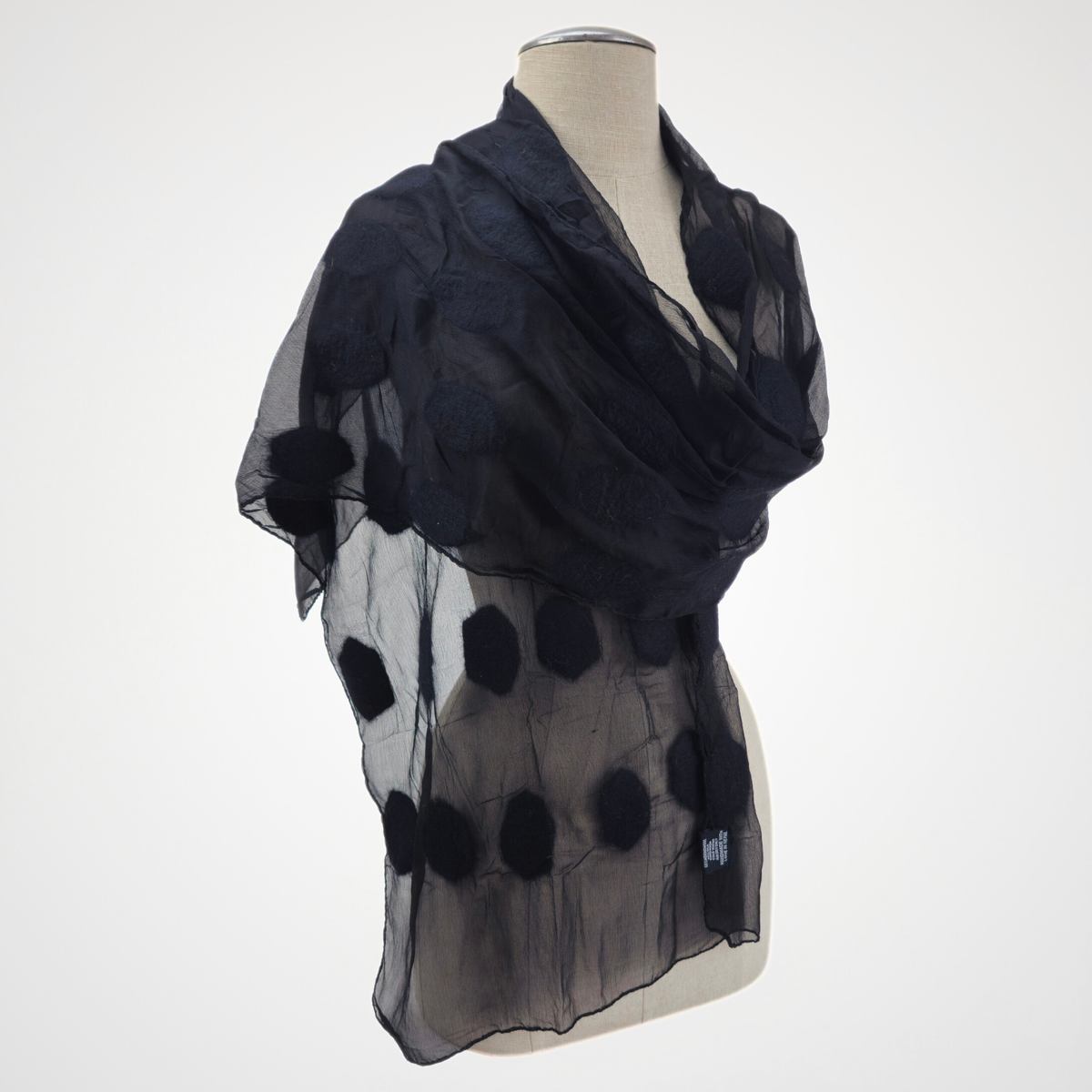 Écharpe feutrée noire à pois noirs