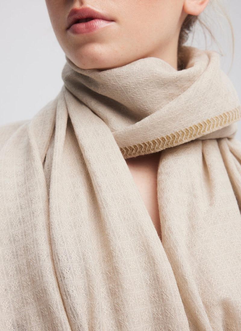 Foulard de laine mérinos couleur beige sable. - Boutique Prestige
