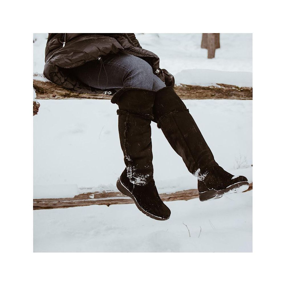 La Canadienne boots in sheepskin. Waterproof black suede